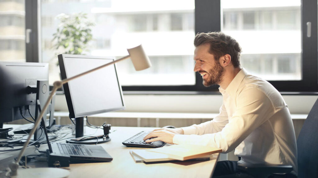 Formas práticas de conseguir renda extra em casa trabalhando online